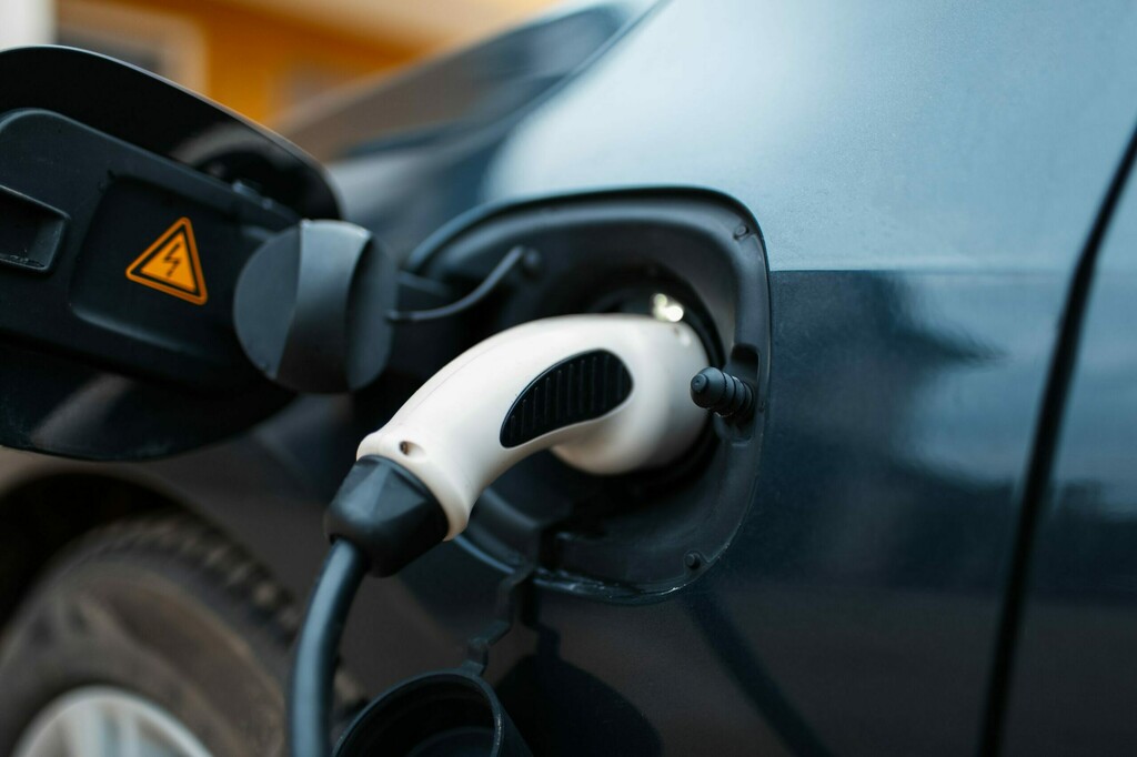 Mit dem „Battery Quick Check“ bietet TÜV Rheinland zertifizierte Akkuprüfungen für Gebrauchtwagen an.