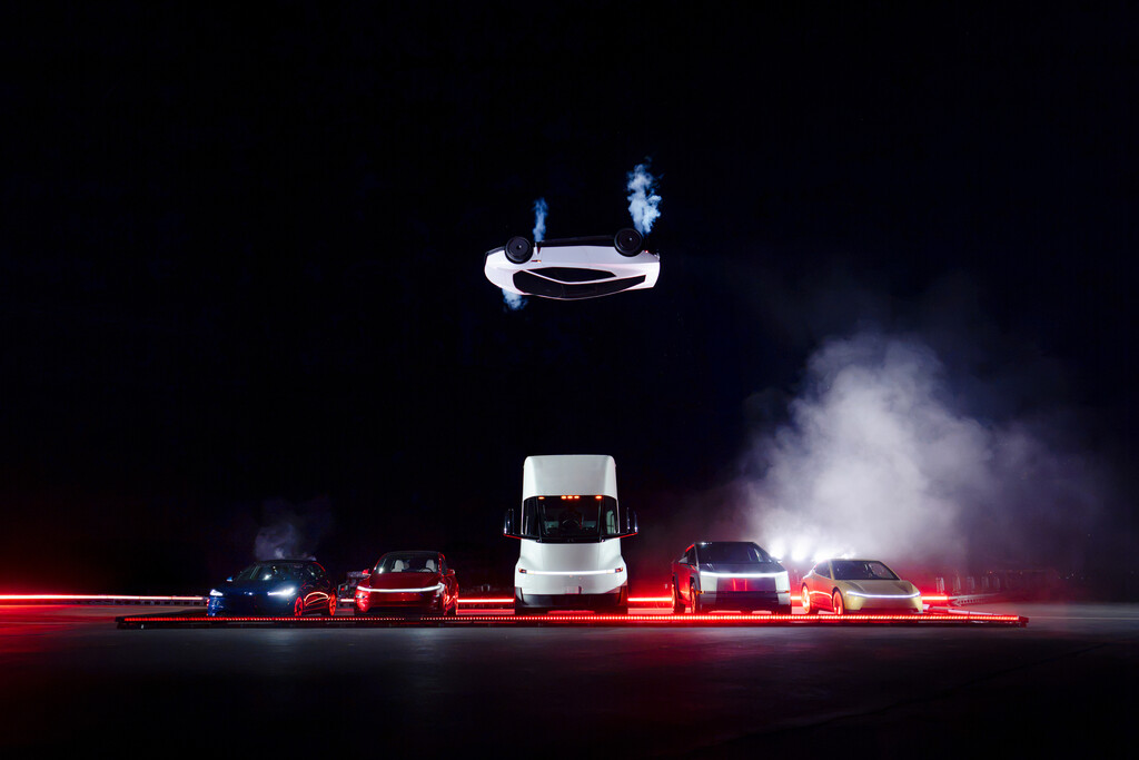 Spektakuläre Präsentation: Der Tesla Roadster Rocket hebt ab.