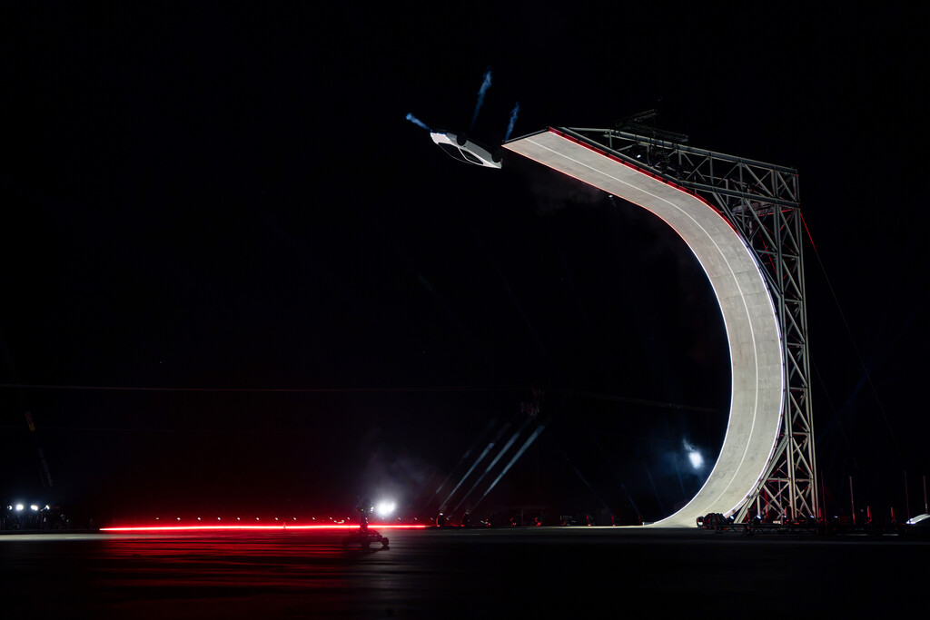 Spektakuläre Präsentation: Der Tesla Roadster Rocket hebt ab.