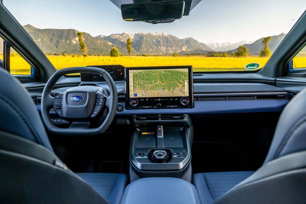 Cockpit des Subaru E-Outback mit zentralem Bildschirm