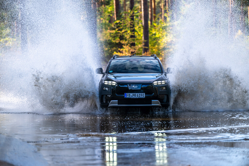 Subaru E-Outback bei der Fahrt durch Wasser