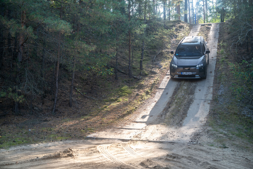 Subaru E-Outback an einer steilen Abfahrt im Wald