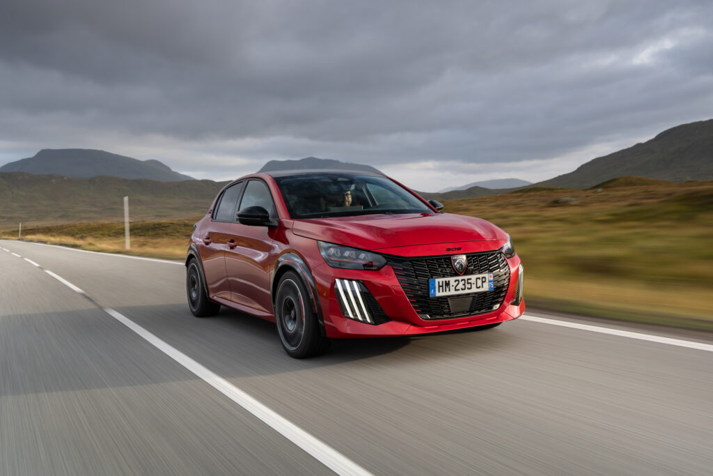 Fahrbericht Peugeot e-208 GTi: Kurvenkünstler mit Bedienhürden