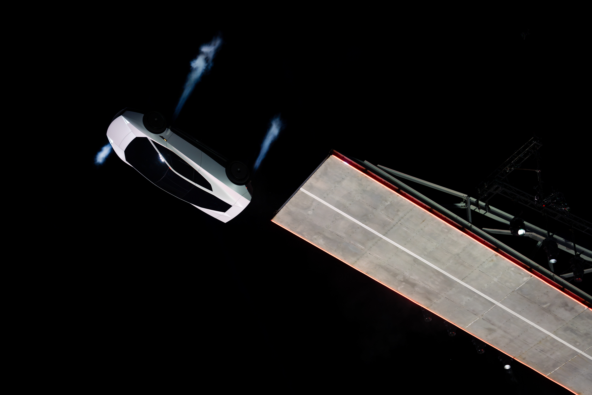 Spektakuläre Präsentation: Der Tesla Roadster Rocket hebt ab.