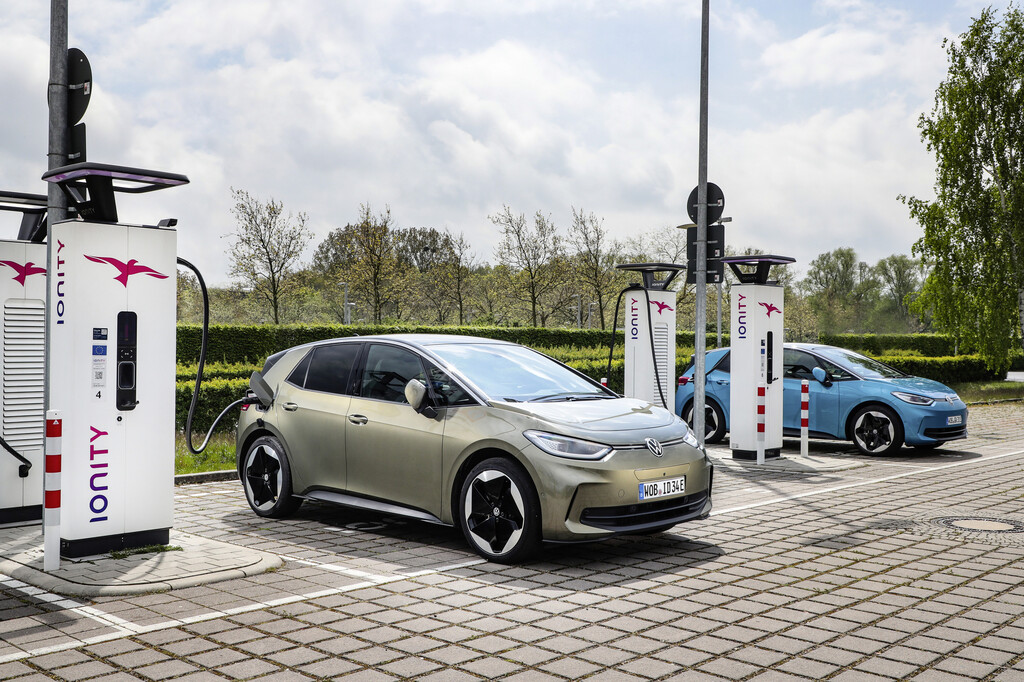 Zwei VW ID 3 an der Ladesäule.